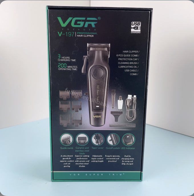 حجم‌زن VGR V-197  در حال استفاده روی موهای فر