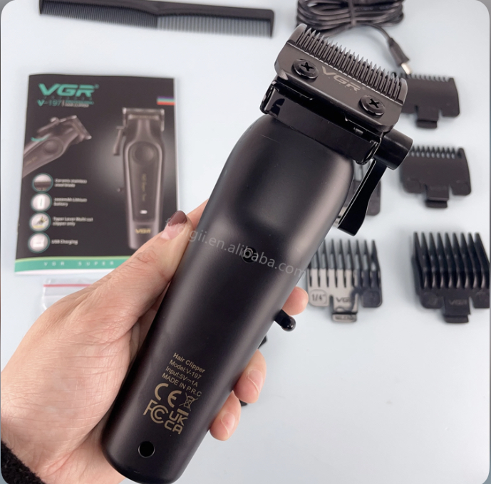 حجم‌زن VGR V-197  در حال استفاده روی موهای فر